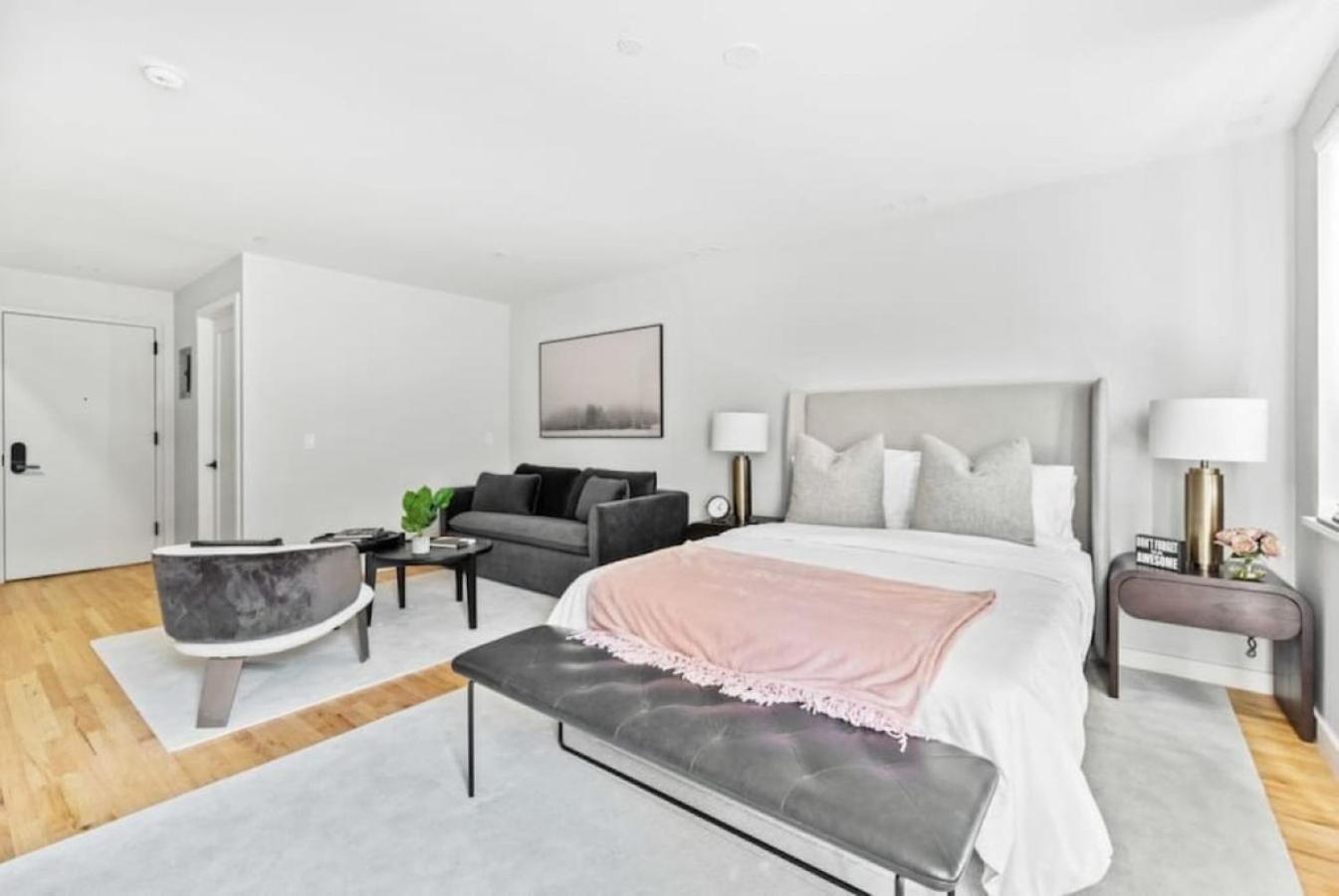 Luxe Studio With Charming Juliet Balcony Apartment New York City Exterior photo