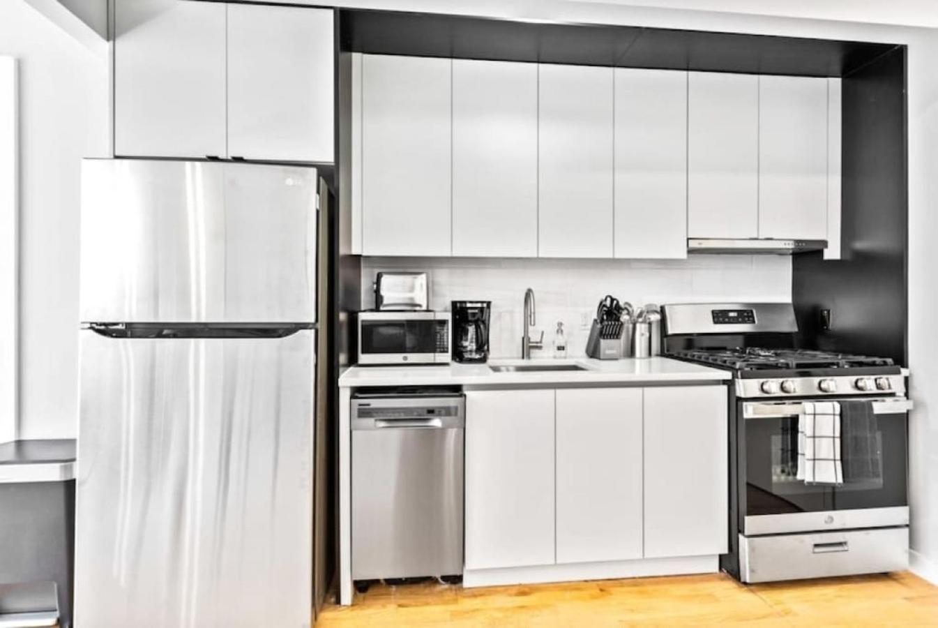 Luxe Studio With Charming Juliet Balcony Apartment New York City Exterior photo