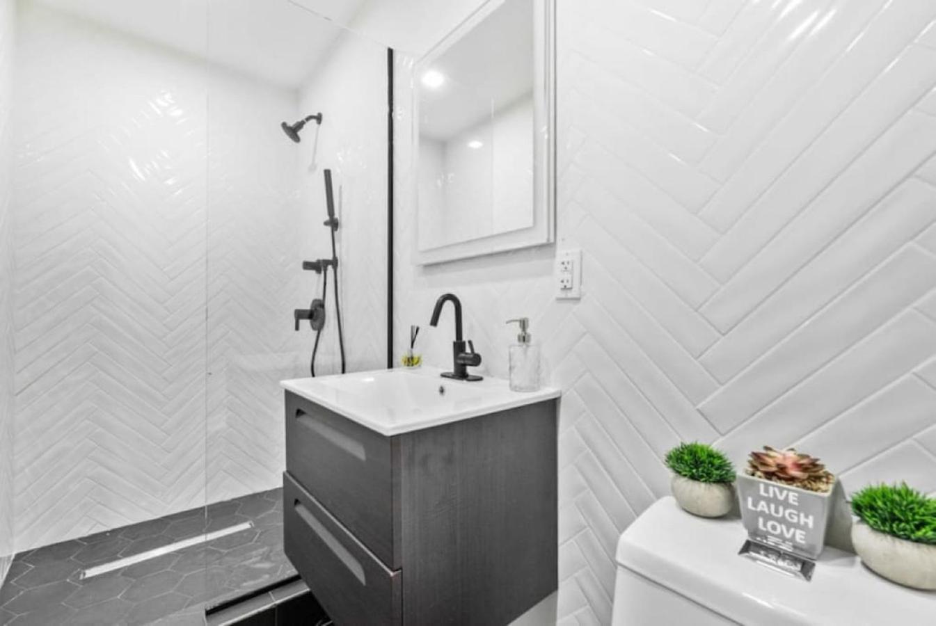 Luxe Studio With Charming Juliet Balcony Apartment New York City Exterior photo