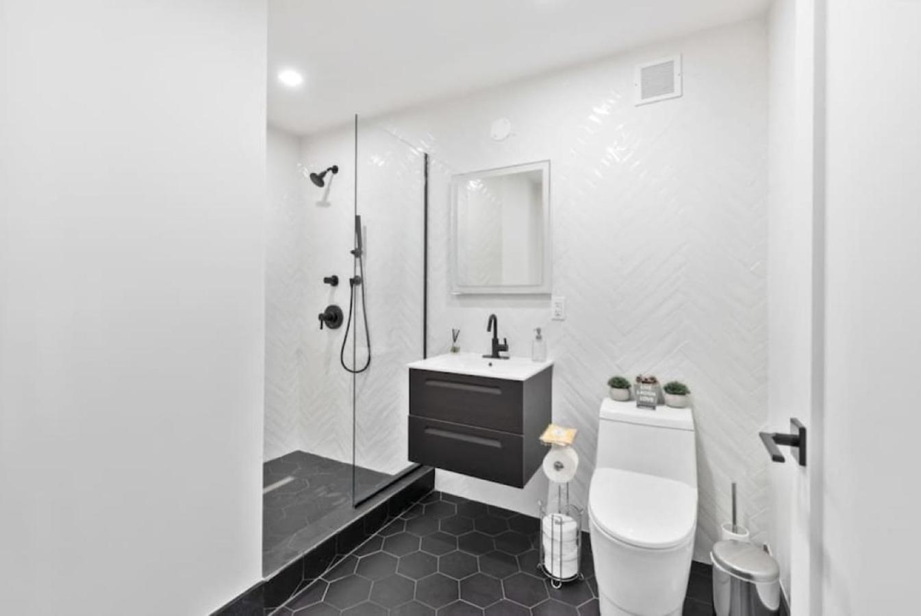 Luxe Studio With Charming Juliet Balcony Apartment New York City Exterior photo