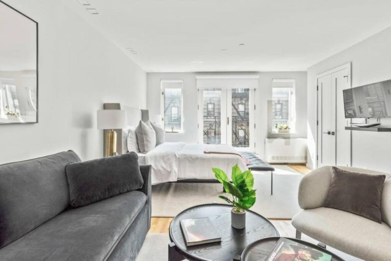 Luxe Studio With Charming Juliet Balcony Apartment New York City Exterior photo