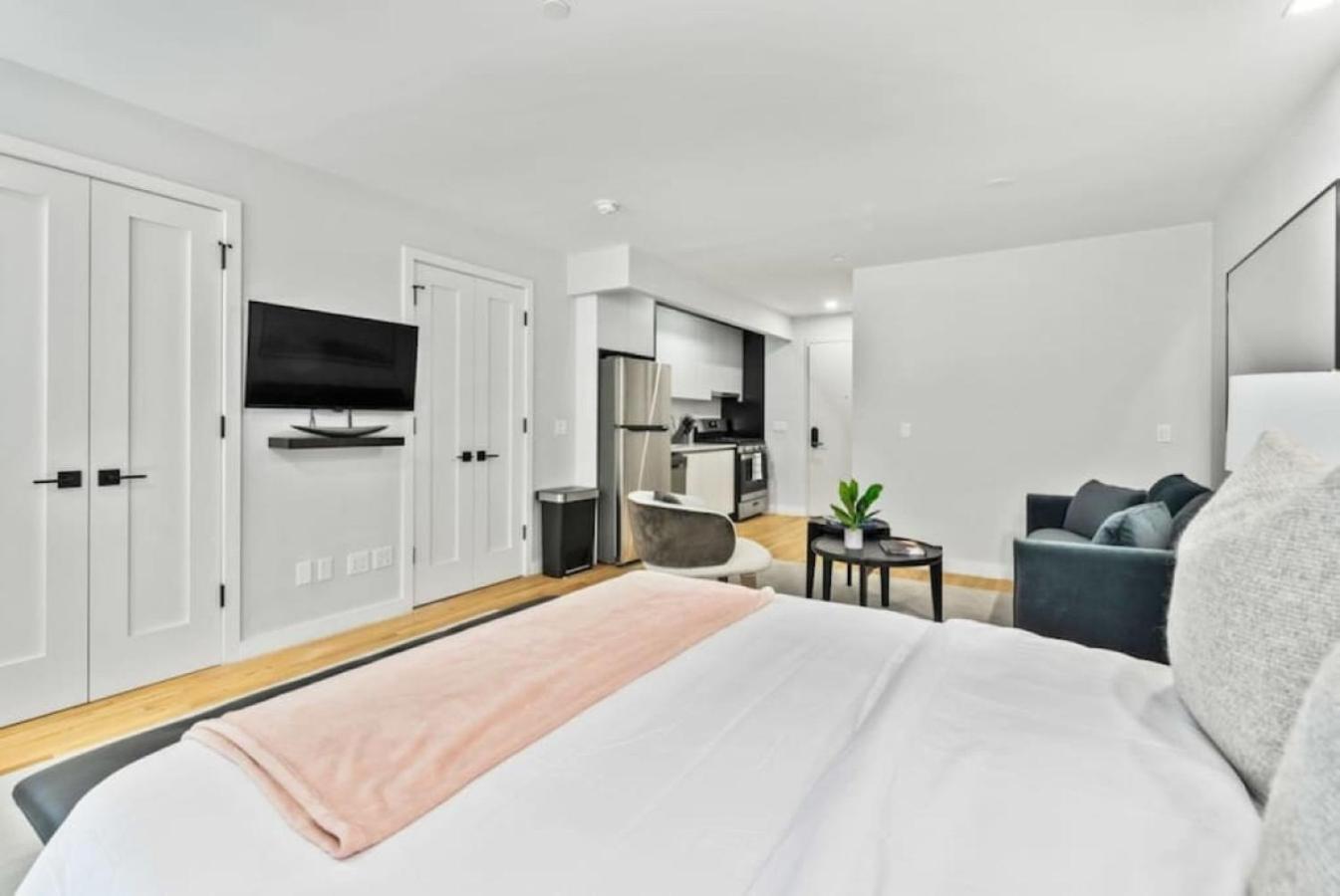 Luxe Studio With Charming Juliet Balcony Apartment New York City Exterior photo