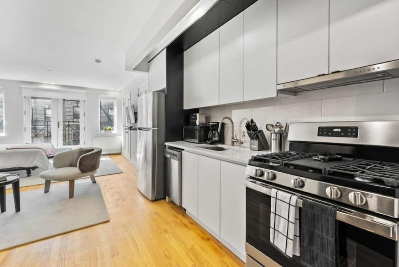 Luxe Studio With Charming Juliet Balcony Apartment New York City Exterior photo