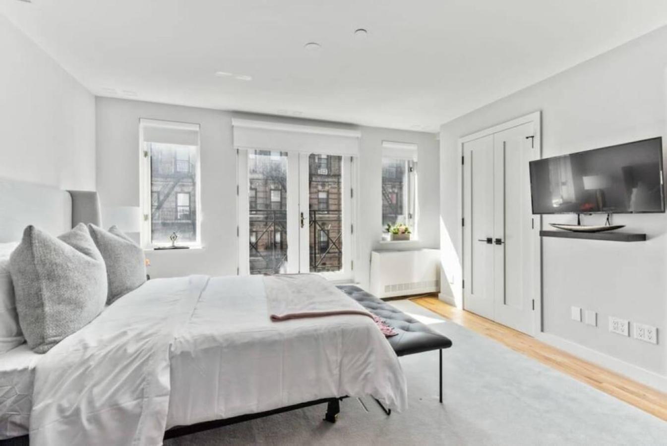 Luxe Studio With Charming Juliet Balcony Apartment New York City Exterior photo