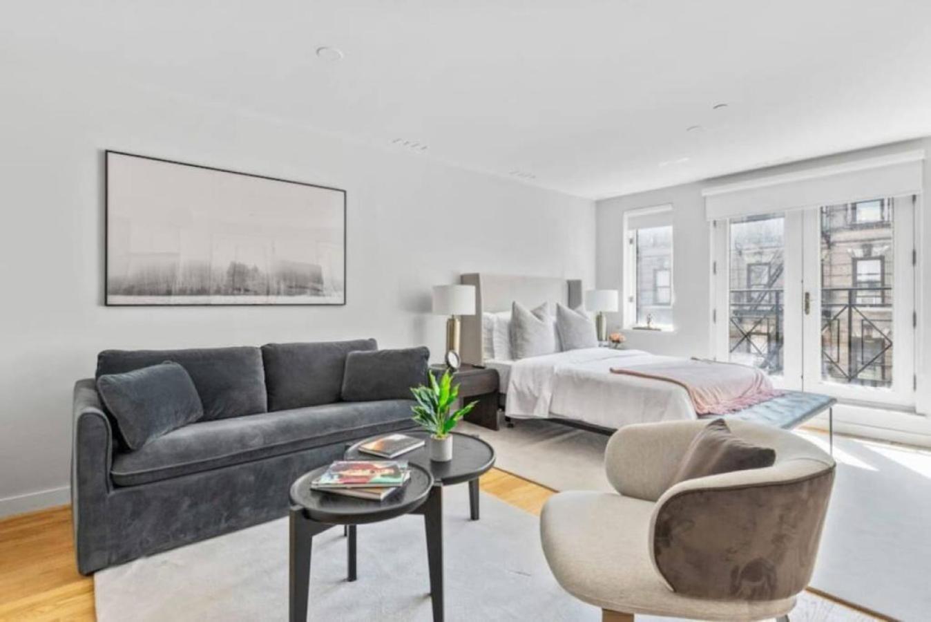 Luxe Studio With Charming Juliet Balcony Apartment New York City Exterior photo