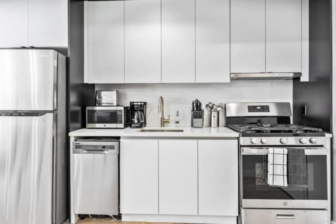 Luxe Studio With Charming Juliet Balcony Apartment New York City Exterior photo