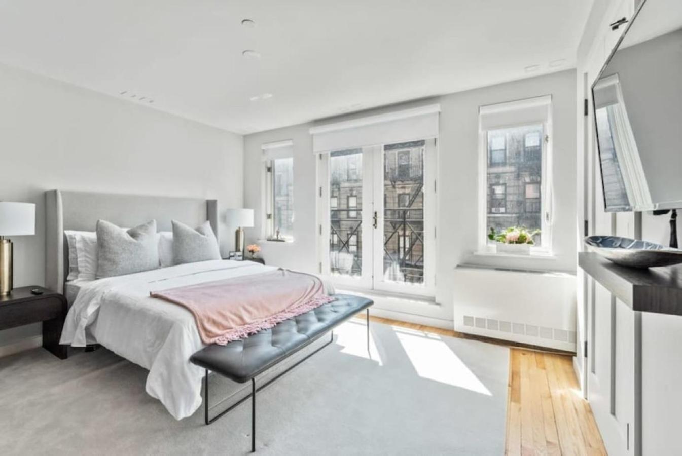 Luxe Studio With Charming Juliet Balcony Apartment New York City Exterior photo