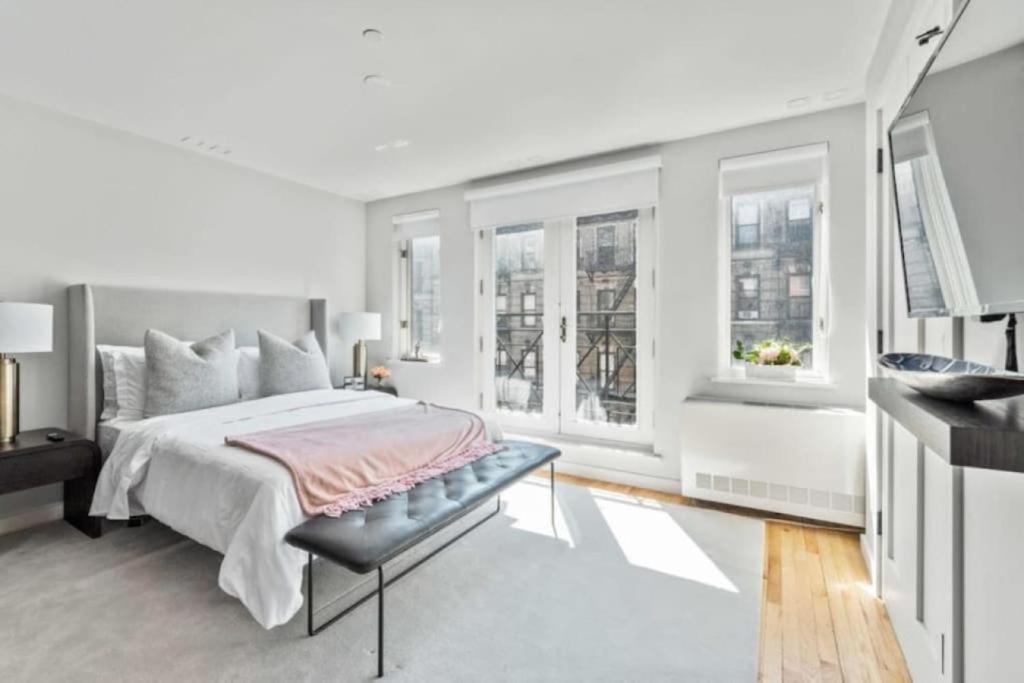 Luxe Studio With Charming Juliet Balcony Apartment New York City Exterior photo