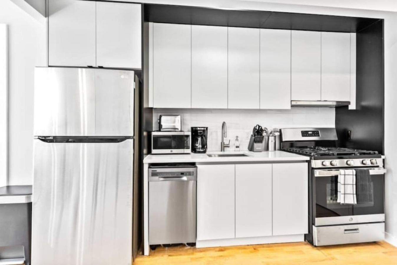Luxe Studio With Charming Juliet Balcony Apartment New York City Exterior photo