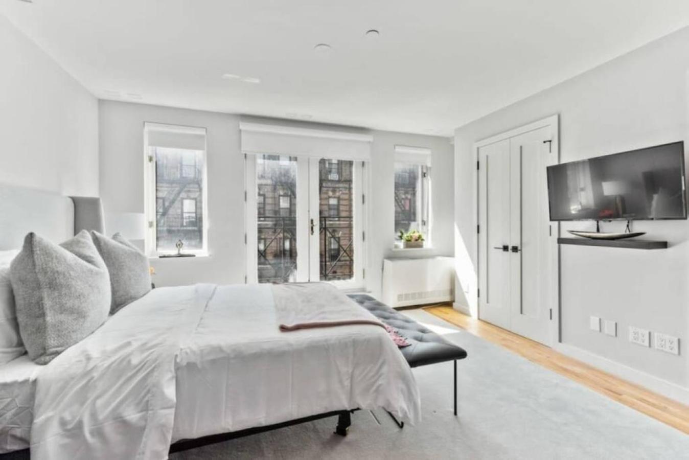 Luxe Studio With Charming Juliet Balcony Apartment New York City Exterior photo