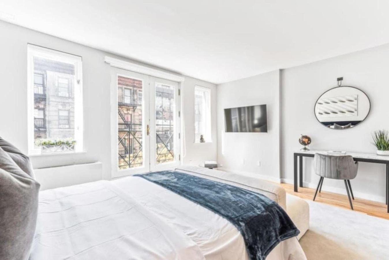 Luxe Studio With Charming Juliet Balcony Apartment New York City Exterior photo
