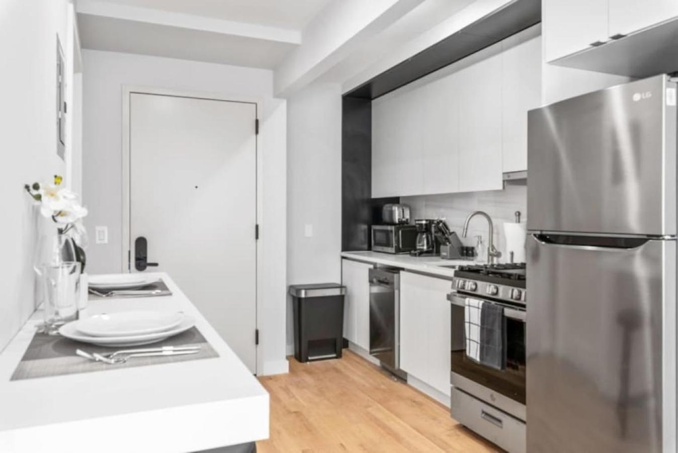 Luxe Studio With Charming Juliet Balcony Apartment New York City Exterior photo