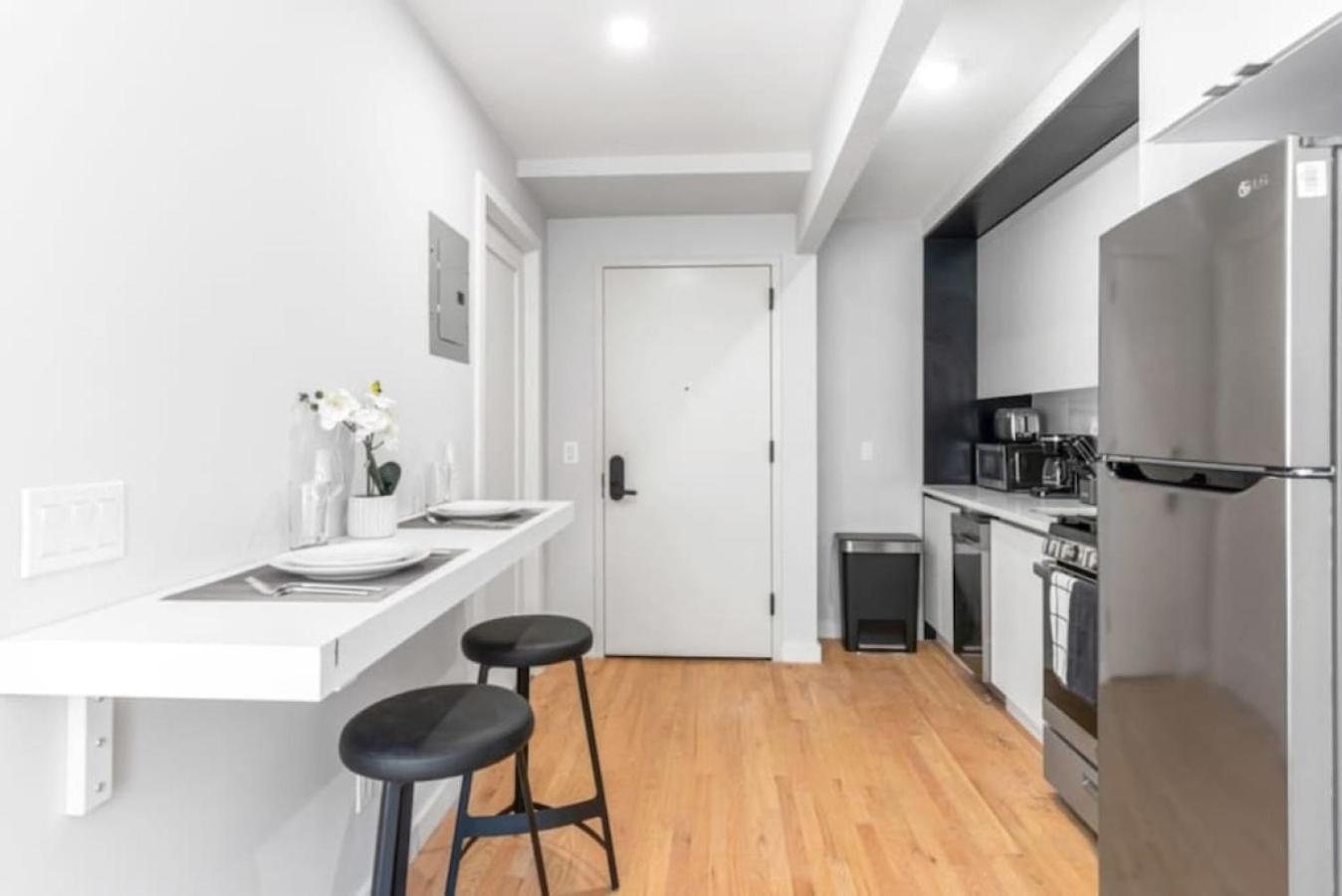 Luxe Studio With Charming Juliet Balcony Apartment New York City Exterior photo