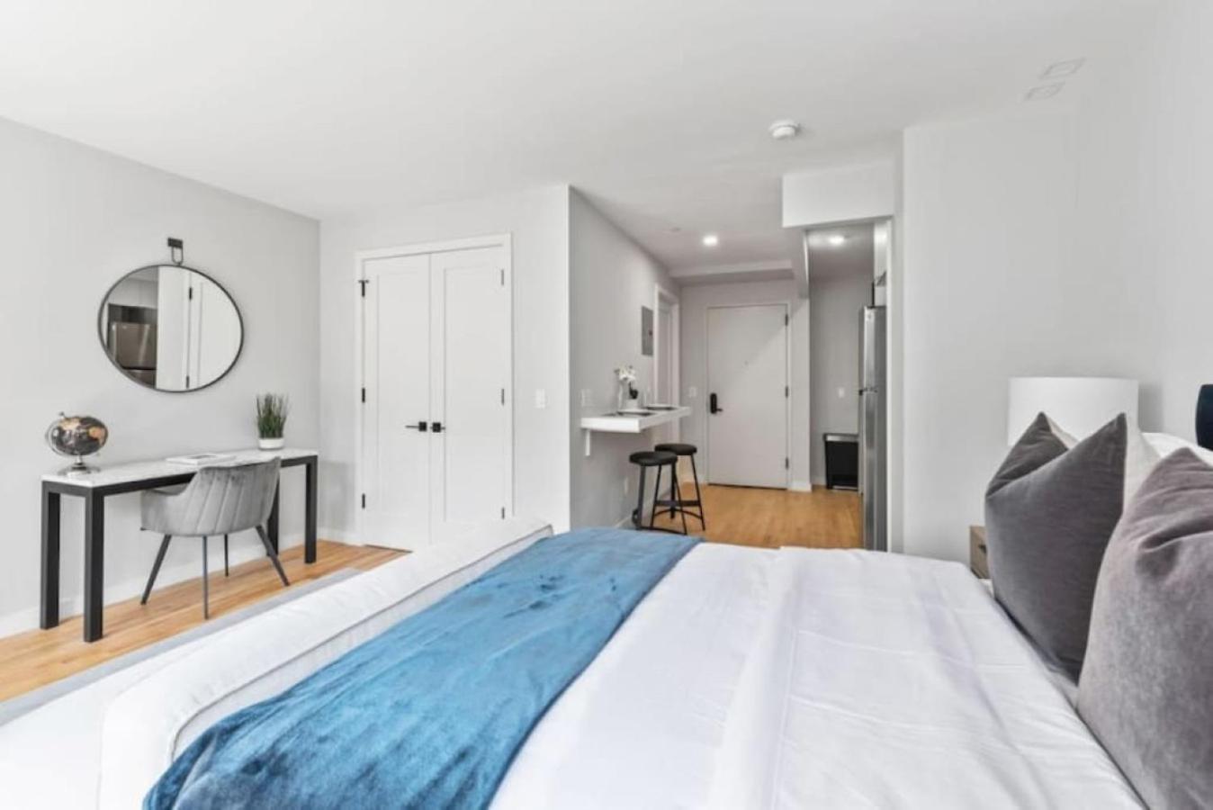 Luxe Studio With Charming Juliet Balcony Apartment New York City Exterior photo