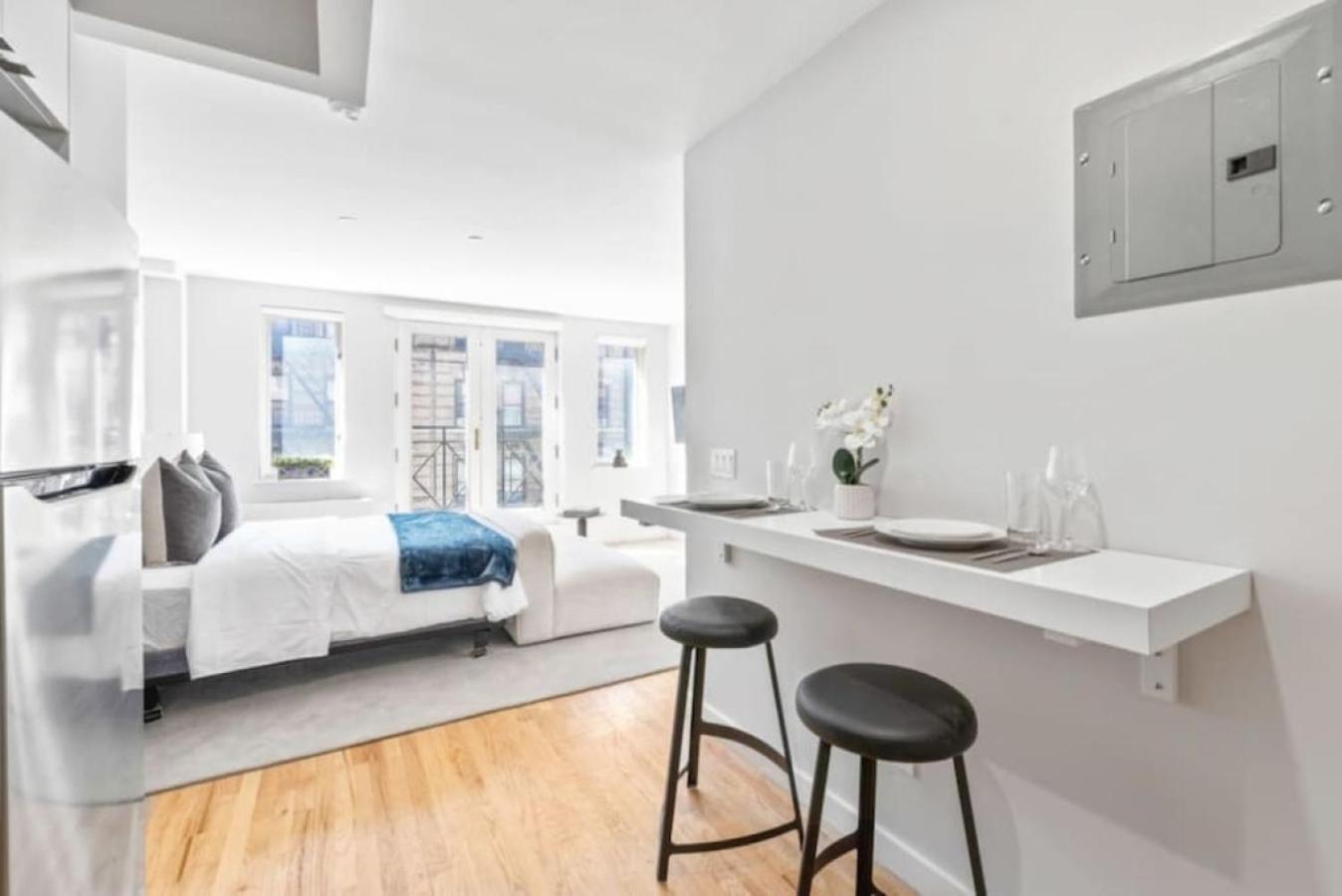 Luxe Studio With Charming Juliet Balcony Apartment New York City Exterior photo