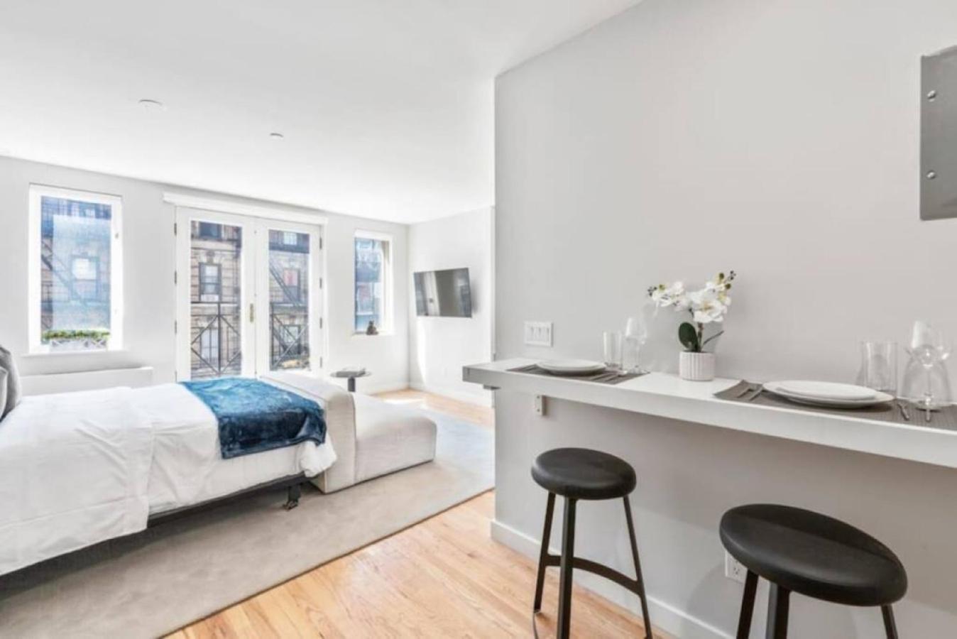 Luxe Studio With Charming Juliet Balcony Apartment New York City Exterior photo