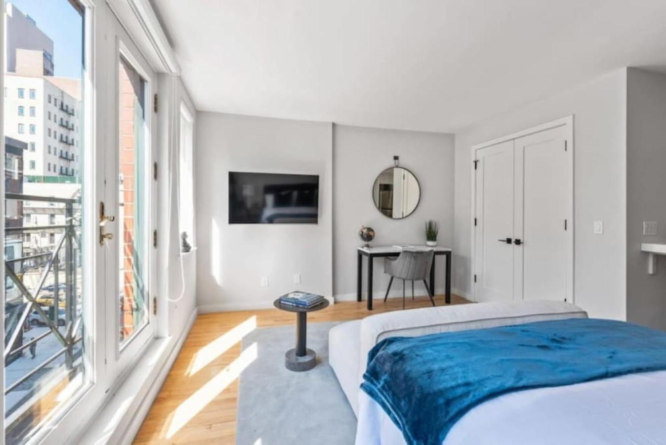 Luxe Studio With Charming Juliet Balcony Apartment New York City Exterior photo