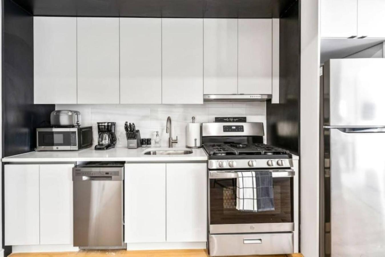 Luxe Studio With Charming Juliet Balcony Apartment New York City Exterior photo