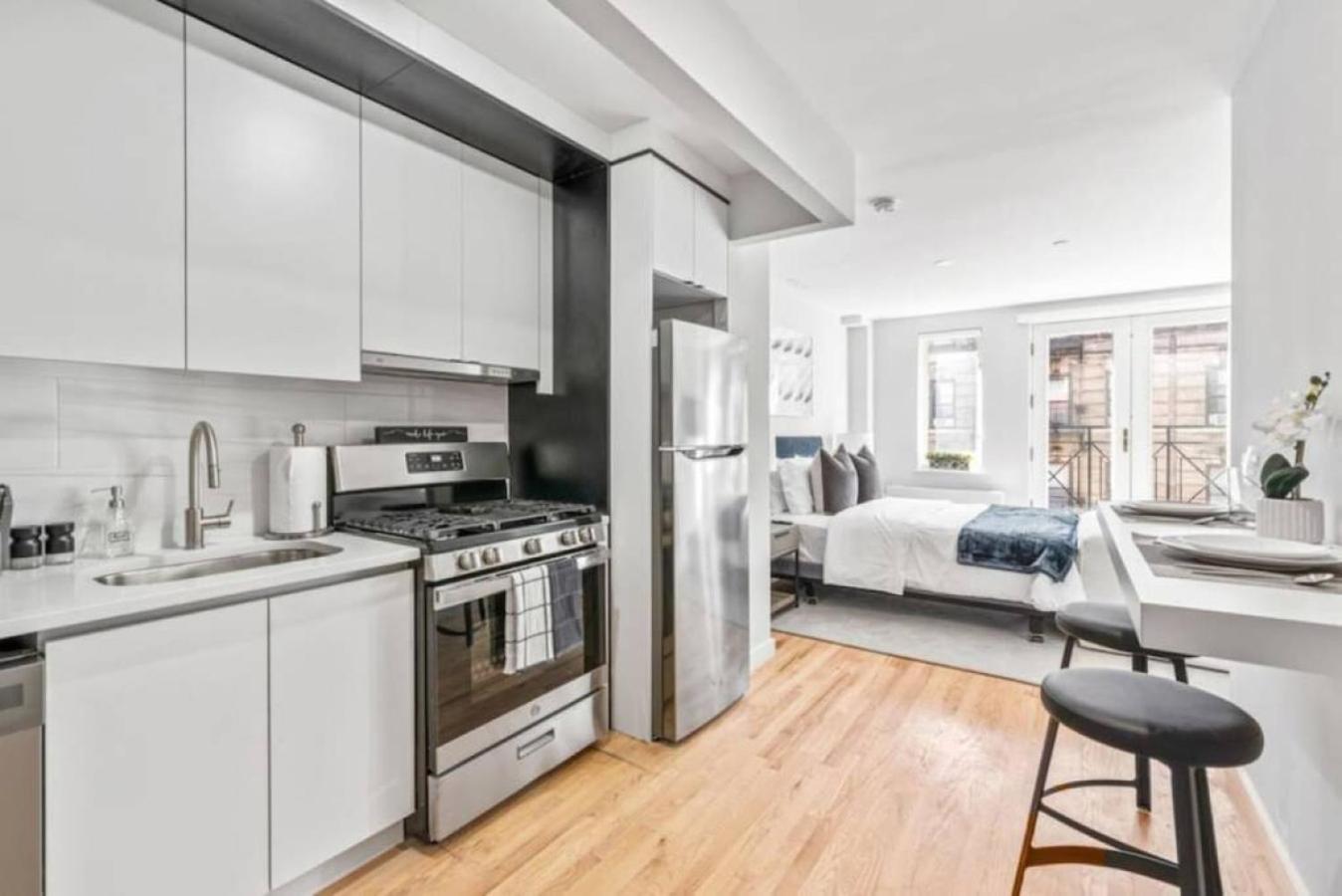 Luxe Studio With Charming Juliet Balcony Apartment New York City Exterior photo